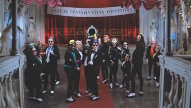 Cuando Rocky Horror Picture Show cumple 50 años, Tim Curry y sus compañeros de reparto hablan sobre cómo los fans abrazaron su sexualidad gracias a la película.