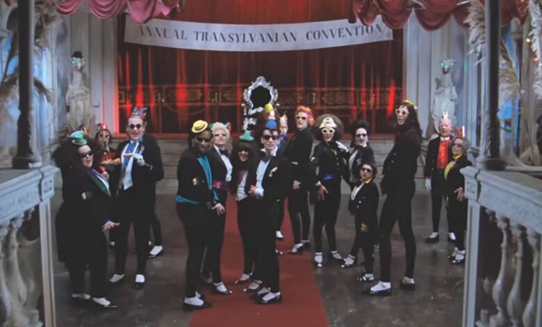 Cuando Rocky Horror Picture Show cumple 50 años, Tim Curry y sus compañeros de reparto hablan sobre cómo los fans abrazaron su sexualidad gracias a la película. Cuando Rocky Horror Picture Show cumple 50 años, Tim Curry y sus compañeros de reparto hablan sobre cómo los fans abrazaron su sexualidad gracias a la película.