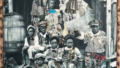 Los collages de técnicas mixtas de Stan Squirewell combinan fotografía histórica anónima con garbo: grande.