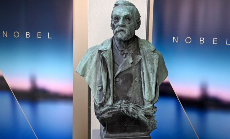 3 Comparte el Premio Nobel de Economía por su trabajo sobre tecnología, crecimiento y destrucción creativa: NPR