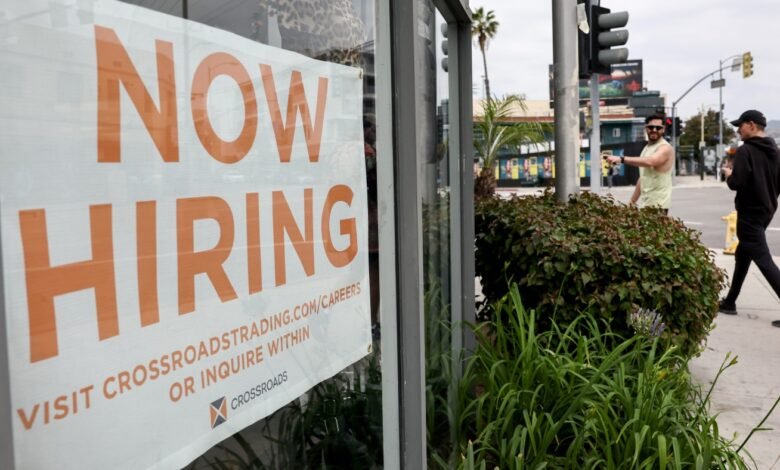 Informe de empleos de retrasos de cierre y se pueden mantener más datos clave: NPR Informe de empleos de retrasos de cierre y se pueden mantener más datos clave: NPR
