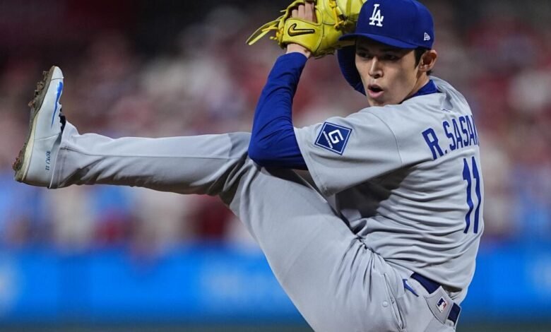 La música de salida del lanzador de los Dodgers Rocky Sasaki, “Bilalo Rocky”, es un éxito latino de otoño. La música de salida del lanzador de los Dodgers Rocky Sasaki, “Bilalo Rocky”, es un éxito latino de otoño.