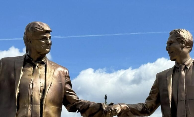La estatua de Trump-Epostein ha regresado al centro comercial nacional después de eliminar la estatua