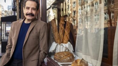 ‘Breaking Bread’ de Tony Shalhub usa comida para descubrir la historia