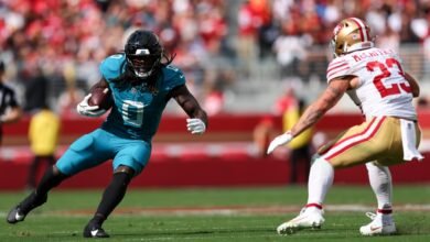 NFL, ajustando el Christian McCaffrey $ 23,186 por reducir su casco al Devin Lloyd de Jaguars.