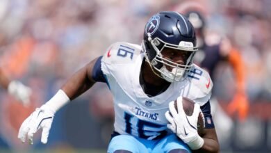 El agente libre WR Treylon Burks visita al Comandante