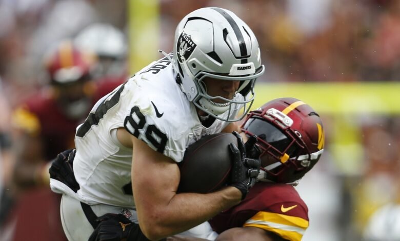 Raiden no tendrá a Brock Bowers el domingo.