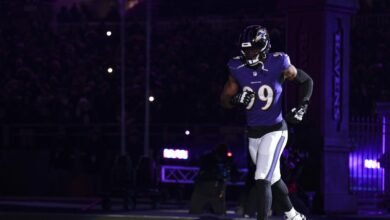 Los Chargers cambiaron por Odafe Oweh y enviaron a Alohi Gilman a los Ravens