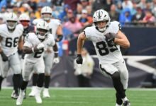 Brock Bowers figura como una pregunta, pero los Raiders esperan que juegue