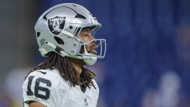 Jakobi Meyers se unió a Brock Bowers en una sesión de práctica ausente el miércoles.