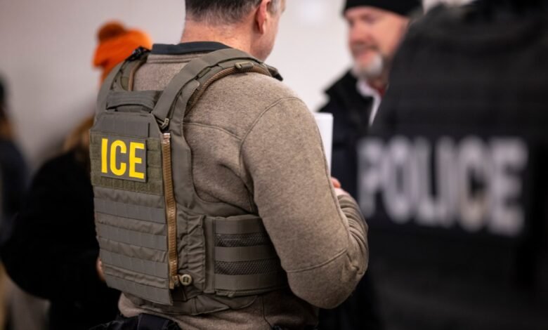 ICE compró vehículos equipados con torres celulares falsas para espiar teléfonos ICE compró vehículos equipados con torres celulares falsas para espiar teléfonos