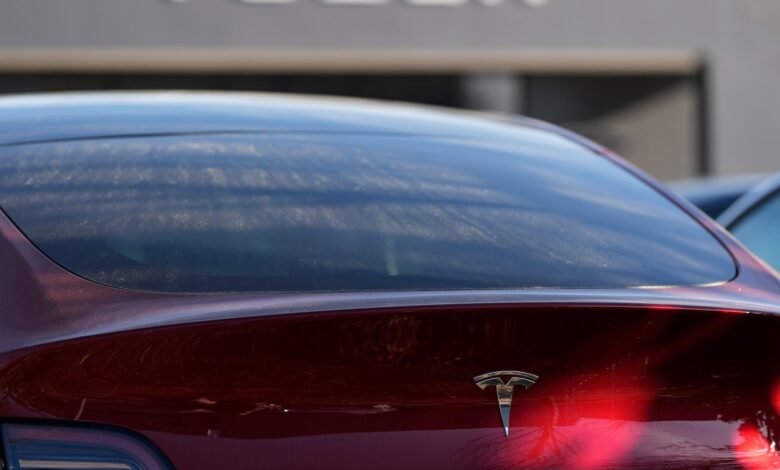 Tesla ofrece versiones más baratas de 2 vehículos eléctricos en el intento de recuperar la cuota de mercado en el año difícil