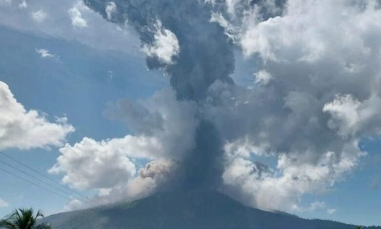 El volcán Lewotobi Laki Laki de Indonesia desata nuevas explosiones de ceniza caliente El volcán Lewotobi Laki Laki de Indonesia desata nuevas explosiones de ceniza caliente