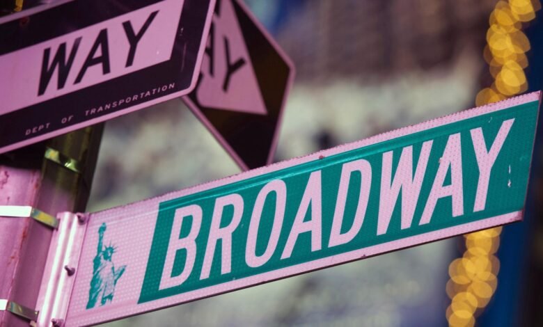 Broadway entra en un momento preocupante porque la acción laboral amenaza con extender las salas Broadway entra en un momento preocupante porque la acción laboral amenaza con extender las salas