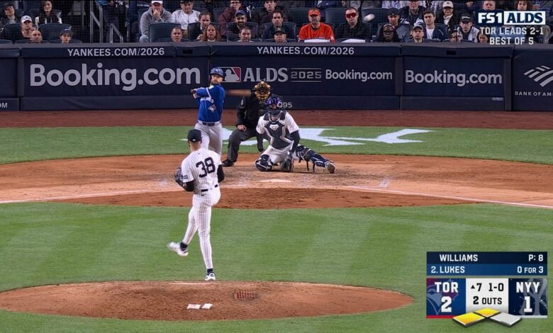 Nathan Lukes conectó un sencillo de dos carreras para ampliar la ventaja de los Azulejos sobre los Yankees. Nathan Lukes conectó un sencillo de dos carreras para ampliar la ventaja de los Azulejos sobre los Yankees.