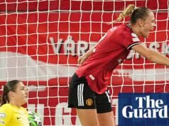 Rolfö cabecea el gol de la victoria del Manchester United contra el PSG para estropear la remontada de los Earps en la Liga de Campeones Femenina desde Old Trafford.