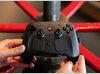 Valve presenta el Steam Controller de segunda generación, con un disco que sirve como conector inalámbrico de baja latencia y estación de carga, y se lanzará a principios de 2026 (Jay Peters/The Verge)