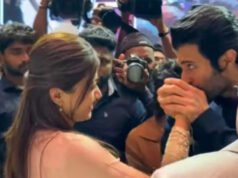 Vijay Deverkonda besa la mano de Rashmika Mandanna en el evento de éxito de The Girlfriend, la pareja recién comprometida comparte su primera muestra pública de afecto.