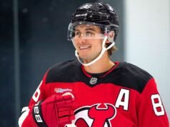 La estrella de los Devils, Jack Hughes, está siendo evaluado por una lesión no relacionada con el hockey