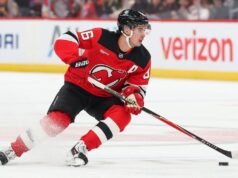 La estrella de los Devils, Jack Hughes, fuera 8 semanas después de una cirugía en el dedo