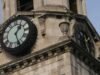 El reloj negro de San Jorge Mártir en Londres, Inglaterra