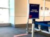 Las nuevas líneas rojas de embarque de Delta “espera aquí” confunden a los pasajeros: están diseñadas para la seguridad y el personal, no para la comodidad
