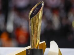 Mack Rhoades fue reemplazado como presidente de la CFP después de retirarse como Baylor AD