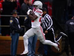 LeBron James exagera al corredor de Ohio State, Bo Jackson, después de TD vs.UCLA en video