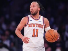 ¿Cuál es la lesión de Jalen Brunson después de ser visto usando muletas y botas para caminar?
