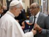 Spike Lee regala al Papa León XIV una camiseta personalizada de los Knicks en un video de la ceremonia en el Vaticano