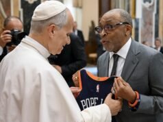 Spike Lee regala al Papa León XIV una camiseta personalizada de los Knicks en un video de la ceremonia en el Vaticano