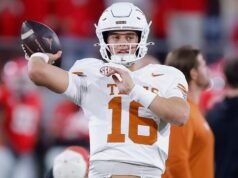 La leyenda de la NFL Peyton Manning asiste al Arch, Texas vs. UGA, mira el video de inicio de tu sobrino