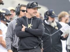 El día de la carrera de Carlos Hernández lleva a Wake Forest a derrotar a Delaware