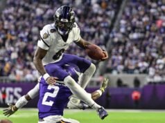 El mariscal de campo de los Ravens, Lamar Jackson (tobillo), regresa a la práctica
