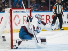 A continuación, los Blackhawks intentaron frenar la anotación y la defensa de Avalanche.