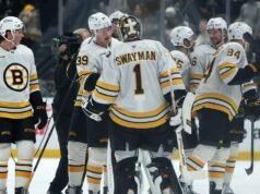 Morgan Geekie cabalga caliente mientras los Bruins se enfrentan a los Sharks