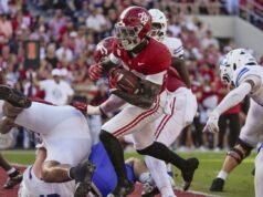 Alabama, No. 10, anotó ocho touchdowns terrestres para dejar afuera al este de Illinois