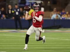 El mariscal de campo de los Bucs, Baker Mayfield (hombro izquierdo), salió temprano contra los Rams