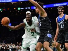 Jaylen Brown (35 puntos), el máximo tirador de los Celtics, agotó al Magic