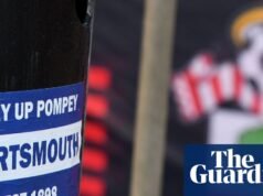 Dos aficionados del Portsmouth sancionados tras hacerse pasar por azafatas para ver el derbi de Southampton | Fútbol americano