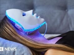 Anuncios de máscaras LED prohibidos debido a afirmaciones no autorizadas sobre acné y rosácea