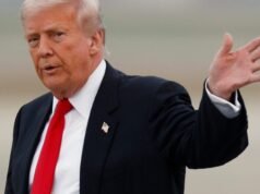 Sólo el 33% de los adultos estadounidenses están de acuerdo con la forma en que Trump está manejando el gobierno. De los resultados de la encuesta AP-NORC