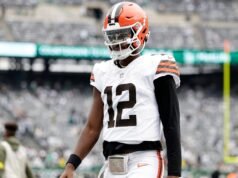 Shedeur Sanders se hace su primer tatuaje en un video de Shilo Jokes sobre cómo responderá Deion.