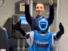 Una aerolínea rusa opera sus vuelos utilizando un robot asistente para azafatas