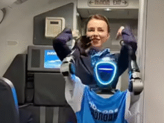 Aeroflot está probando un robot humanoide como asistente de vuelo, y esto plantea preguntas reales sobre qué trabajos en las aerolíneas deberían realizarse primero.