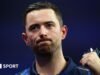 Gran Premio de Dardos: Luke Humphries alcanza los cuartos de final