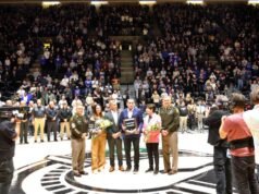 Durante la noche, la pancarta del entrenador K en Duke Army pasó junto a los Caballeros Negros.