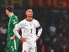 Cristiano Ronaldo fue expulsado tras darle un codazo a un defensa irlandés en un partido de clasificación para el Mundial