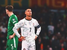 Cristiano Ronaldo fue expulsado tras darle un codazo a un defensa irlandés en un partido de clasificación para el Mundial
