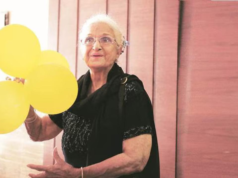 La veterana actriz Kamini Kaushal está rodeada de familiares cercanos y mascotas